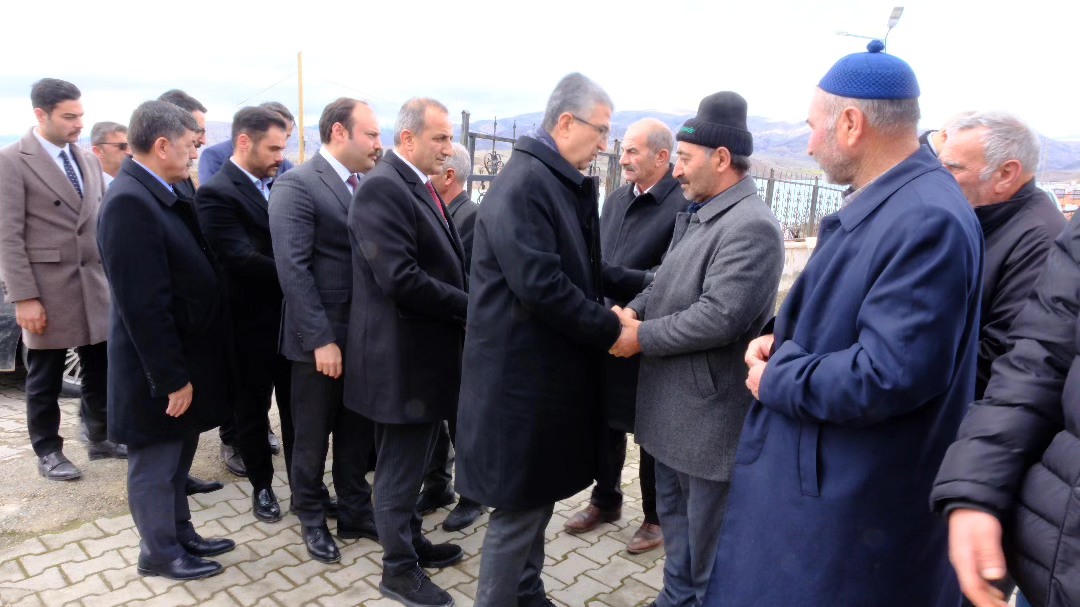 MHP Genel Başkan Yardımcısı Kamil Aydın İliç İlçesinde olay yerinde incelemelerde bulunup, aileler ile görüştü