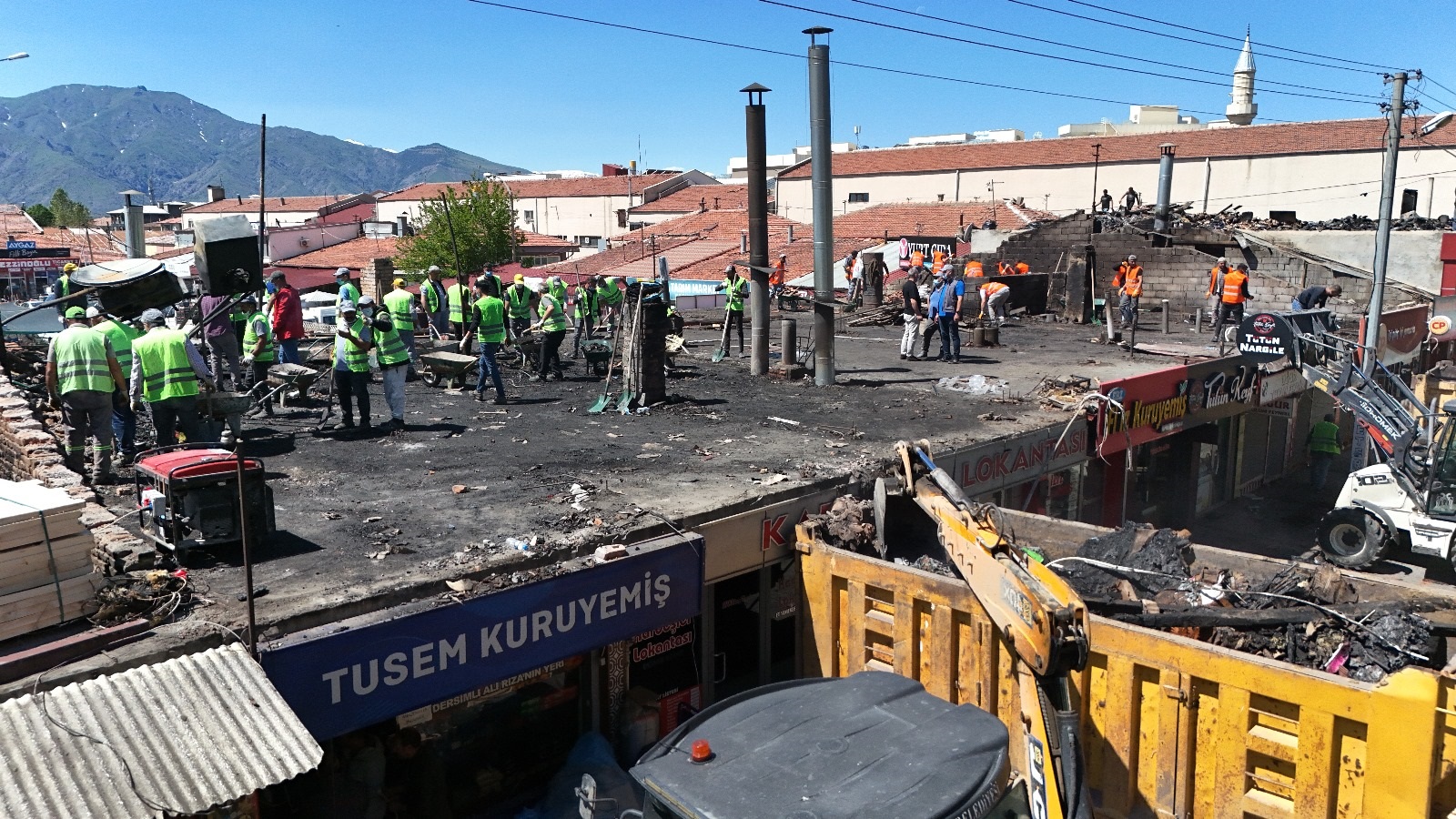 Belediye Başkanı Bekir Aksun, Buğday Meydanı’nda yapılan çalışmaları inceleyerek esnaflarla bir araya geldi