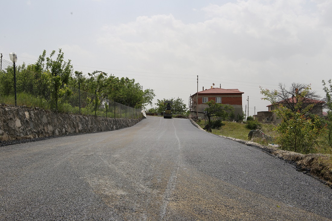Erzincan Belediyesi Asfalt serim çalışmalarına Yalnızbağ Yerleşkesinde devam ediyor.