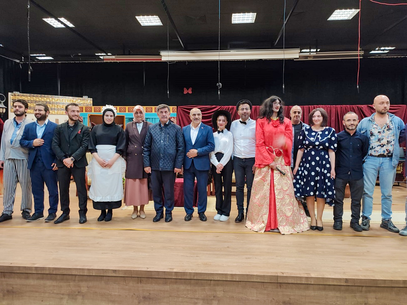 İhtiyar Kız, oyunu tiyatro severlere eğlenceli saatler yaşattı.