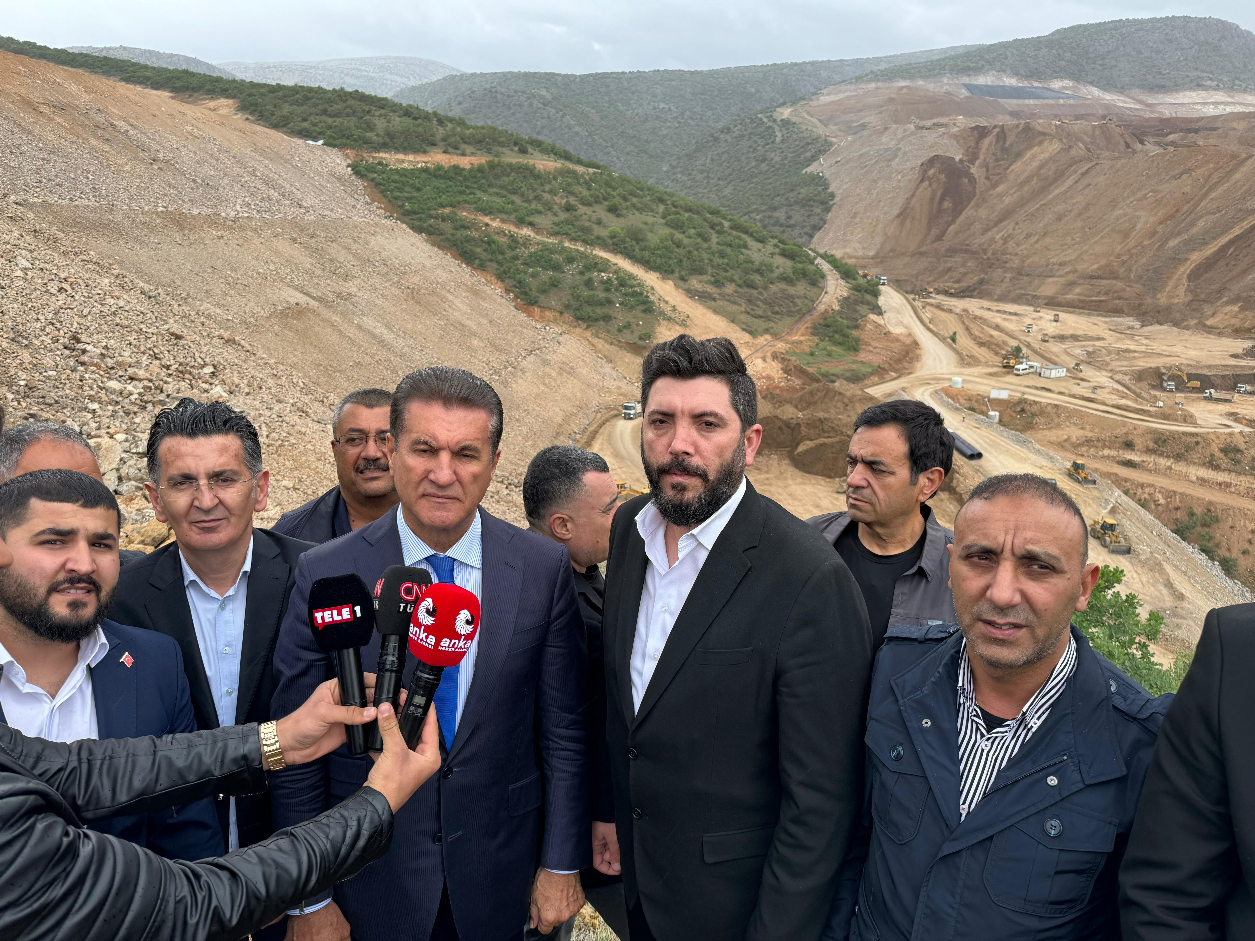 CHP Erzincan Milletvekili Mustafa Sarıgül İliç’te maden ocağında açıklama yaptı.
