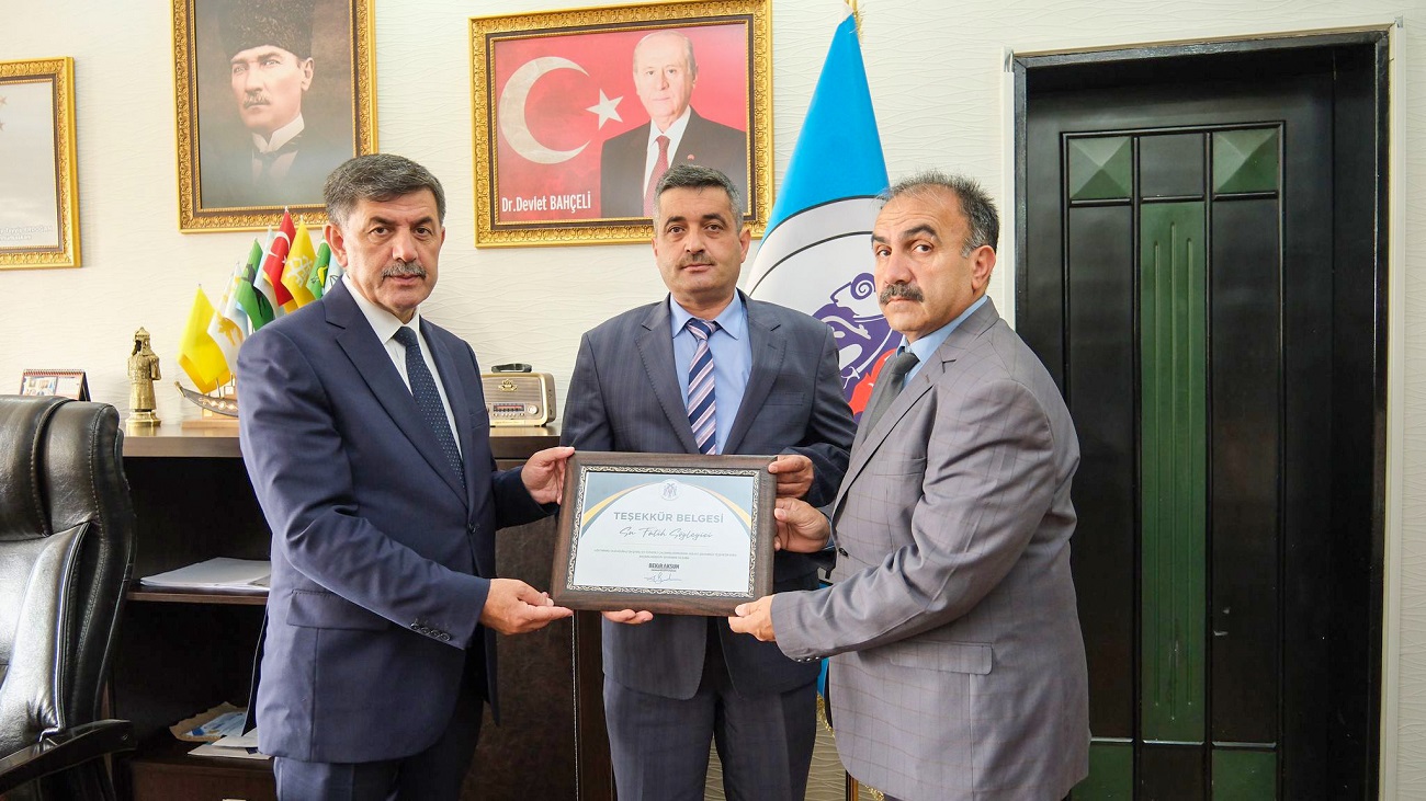 Davranışı ile örnek olan işçiye, Belediye Başkanı Bekir Aksun tarafından teşekkür belgesi verildi.